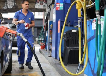 Governo fixa subvenção da gasolina em R$ 0,44 por litro