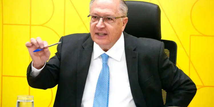 Alckmin critica clã Bolsonaro e diz que grupo tenta desviar atenção de escândalo envolvendo Banco Master