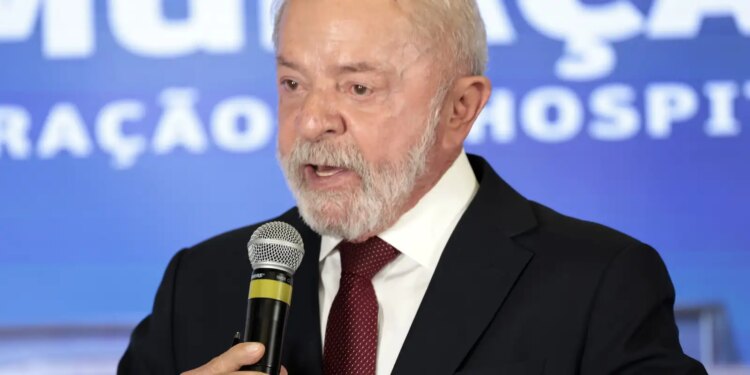 Lula inicia radioterapia após retirada de lesão no couro cabeludo